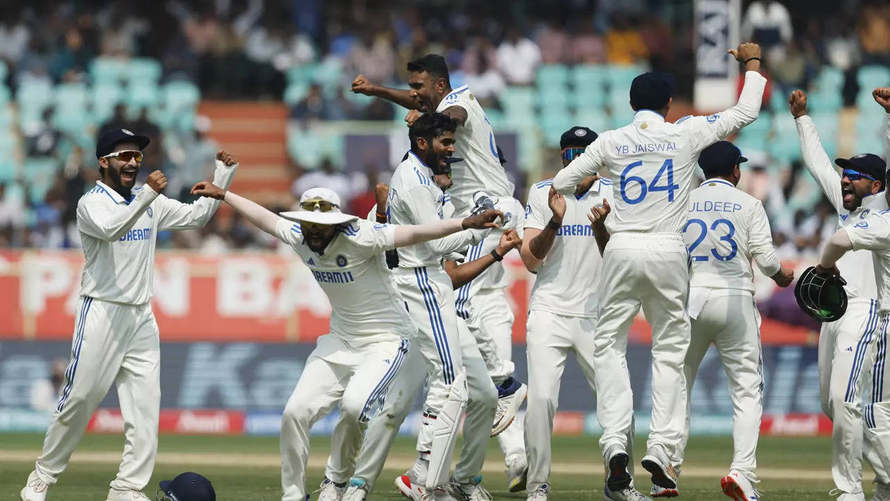 Team India clebrating victory against Eng in Ranchi